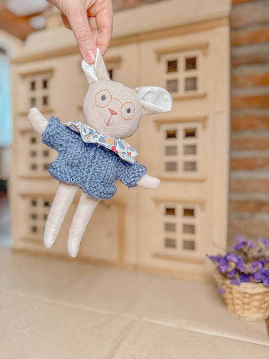 A. Muñequín gafitas azul